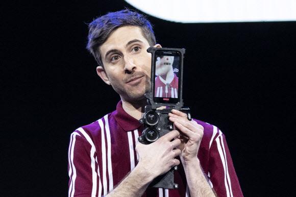 미국 영화감독 자크 웨치터가 지난 8일 미국 라스베이거스에서 열린 CES 퀴비 기자회견에서 짧은 영상물들을 촬영할 때 사용한 장치를 보여 주고 있다. EPA 연합뉴스