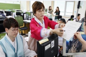한복 입고 민원인 맞는 따뜻한 강동
