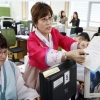 한복 입고 민원인 맞는 따뜻한 강동