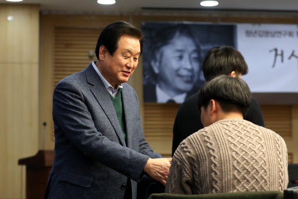참석자들과 인사하는 김무성