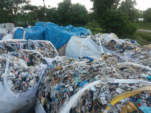 2018년 한국에서 불법 수출됐다가 필리핀 세관 당국에 적발된 재활용 불가 폐기물들이 이물질과 뒤섞여 있다. 감사원은 22일 환경부가 불법 수출 논란으로 국제적 망신을 사고서도 불법 쓰레기 수출을 막는 관리 규정을 제대로 마련하지 않았다고 지적했다. 그린피스 제공