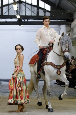 모델들이 21일(현지시간) 프랑스 파리에서 열린 ‘프랑크 소르비에르 오트 쿠튀르 봄/여름 2020 패션 컬렉션(the Franck Sorbier Haute Couture Spring/Summer 2020 fashion collection)’ 중 작품을 선보이고 있다. AP 연합뉴스