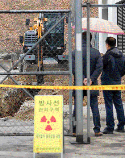 22일 대전 유성구 한국원자력연구원에서 방사성 물질이 누출돼 한국원자력안전기술원 사건조사팀이 원인을 조사하고 있다. 연합뉴스