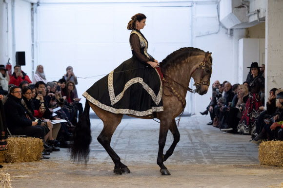 모델이 21일(현지시간) 프랑스 파리에서 열린 ‘프랑크 소르비에르 오트 쿠튀르 봄/여름 2020 패션 컬렉션(the Franck Sorbier Haute Couture Spring/Summer 2020 fashion collection)’ 중 작품을 선보이고 있다. EPA 연합뉴스