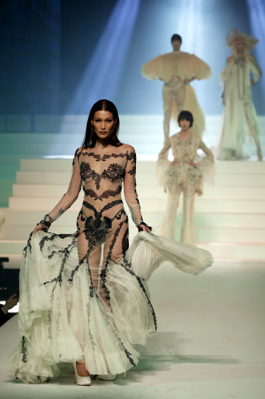모델 벨라 하디드가 22일(현지시간) 프랑스 파리에서 열린 디자이너 ‘장 폴 고티에’의  2020 봄/여름 컬렉션 의상을 선보이고 있다.<br>AP 연합뉴스