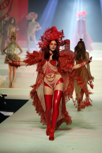 22일(현지시간) 프랑스 파리에서 열린 패션쇼에서 모델들이 디자이너 ‘장 폴 고티에’의 2020 봄/여름 컬렉션 의상을 선보이고 있다.<br>AP 연합뉴스