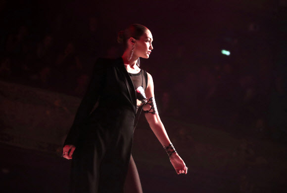 22일(현지시간) 프랑스 파리에서 열린 패션쇼에서 모델 지지 하디드가 디자이너 ‘장 폴 고티에’의 2020 봄/여름 컬렉션 의상을 선보이고 있다.<br>AP 연합뉴스
