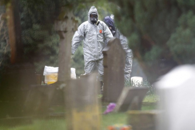 2018년 3월 화학공격을 당한 세르게이 스크리팔의 영국 솔즈베리 자택 부근을 방독면에 보호복을 착용한 요원들이 감식을 하고 있다. 솔즈베리 로이터 연합뉴스
