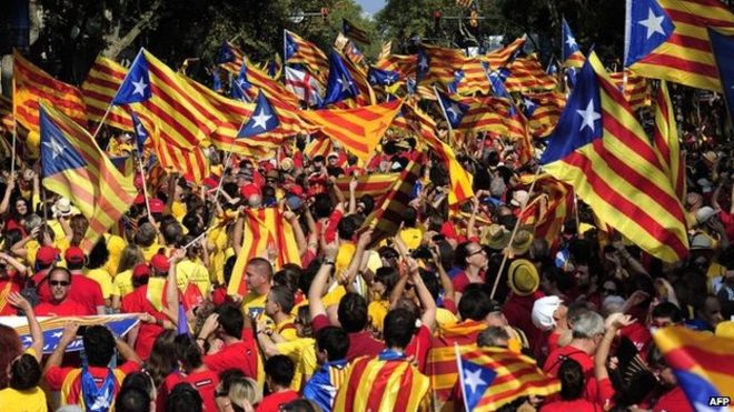 2014년 9월 수많은 카탈루냐인들이 바르셀로나에 모여 스페인에서 독립하기 위한 국민투표 실시를 촉구한 시위를 벌이고 있다. 바로셀로나 AFP 연합뉴스