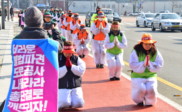 23일 서울 세종로에서 민주노총 톨게이트노조원들이 요금수납원 직고용 촉구를 요구하는  오체투지행진을 하고 있다. 2020. 1.23 이종원 선임기자 jongwon@seoul.co.kr