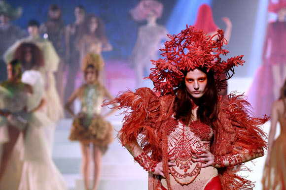 22일(현지시간) 프랑스 파리에서 열린 패션쇼에서 모델들이 디자이너 ‘장 폴 고티에’의 2020 봄/여름 컬렉션 의상을 선보이고 있다.<br>AFP 연합뉴스