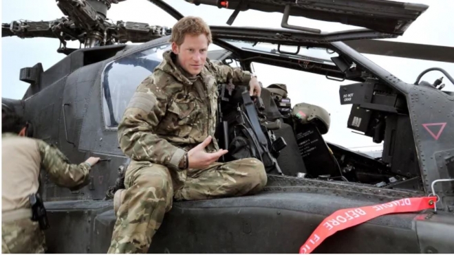 군복무 경험이 있는 해리 왕자가 헬기에서 포즈를 취한 모습. AP 자료 사진