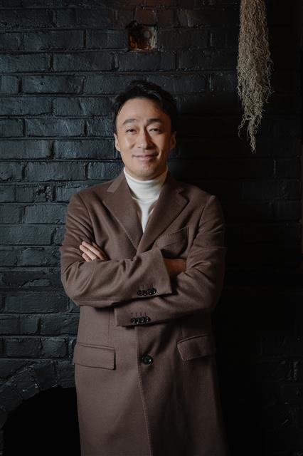 설 연휴에 앞서 개봉한 두 영화에 얼굴을 비추는 이성민은 “‘미스터 주’는 영화 작업 전체가 주는 호기심에서, ‘남산의 부장들’은 캐릭터에 대한 호기심에서 하게 됐다”고 말했다. 리틀빅픽처스 제공