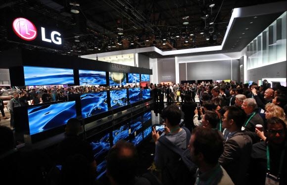 관람객들이 CES 2020 LG전자 전시부스에서 스크린이 둘둘 말리는 방식의 ‘롤러블 TV’를 살펴보고 있다. 라스베이거스 연합뉴스