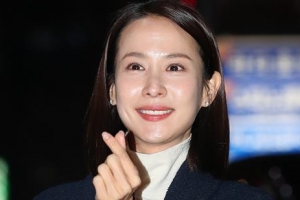 [포토] 조여정, 어둠 속에서 빛나는 손하트