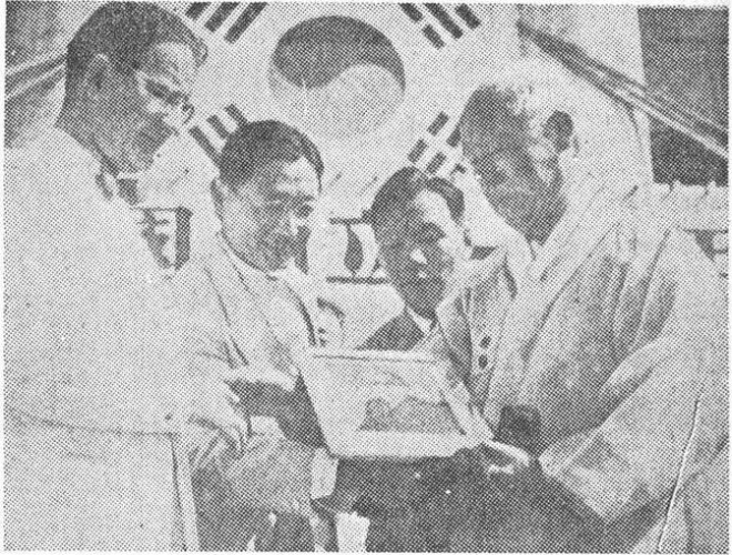 1949년 4월 20일 존 무초(왼쪽) 당시 주한 미국대사가 중앙청 앞에서 열린 신임장 제정식에서 이승만 대통령에게 해리 트루먼 사진을 전달하고 있다. 자료 위키백과