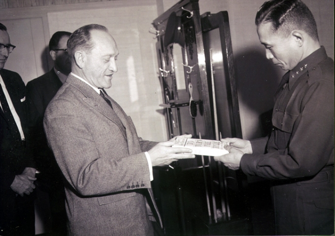 1962년 2월 새뮤얼 버거(왼쪽) 당시 주한 미국대사가 박정희 국가재건최고회의 의장에게 존 F 케네디 대통령의 연설집을 전달하고 있다. 자료 정부기록사진집