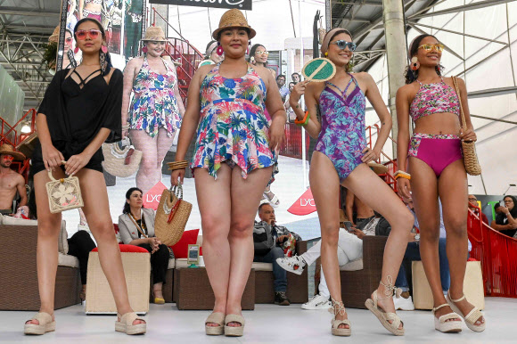 23일(현지시간) 콜롬비아 메델린에서 열린 패션 박람회인 ‘콜롬비아텍스’에서 모델들이 비치웨어를 선보이고 있다.<br>AFP 연합뉴스