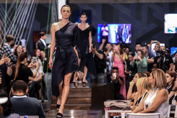 23일(현지시간) 콜롬비아 메델린에서 열린 패션 박람회인 ‘콜롬비아텍스’에서 모델들이 비치웨어를 선보이고 있다.<br>AFP 연합뉴스