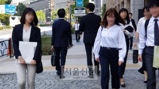 대기업이 밀집해 있는 일본 도쿄 지요다구의 직장인들 모습.