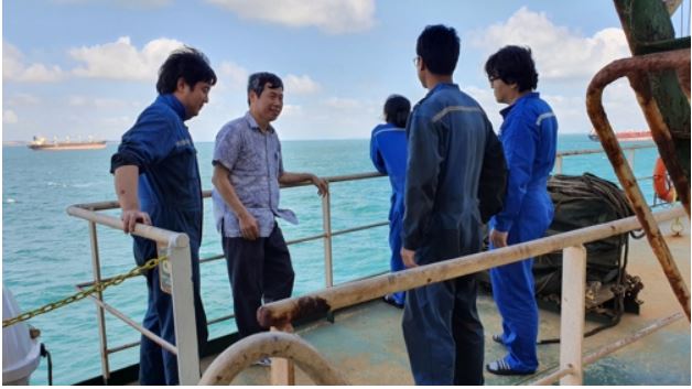 영해 침범 혐의로 인도네시아 해군에 억류돼 있는 CH 벨라호 한국인 선장·선원 4명과 주인도네시아 한국대사관 류완수(왼쪽 두번째)영사가 면담을 하고 있다.   주인도네시아 한국대사관 제공