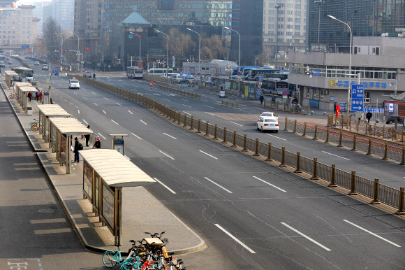 코로나 바이러스 확산에 따라 설 행사가 취소되면서 중국 수도인 베이징 거리가 텅 비었다. 연합뉴스