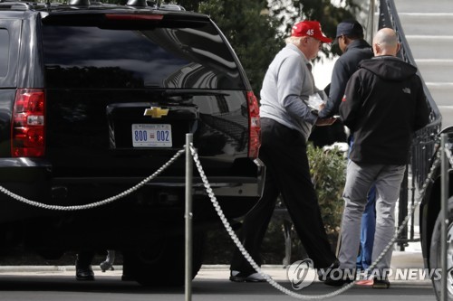 지난해 10월 5일(현지시간) 골프를 친 뒤 백악관으로 돌아온 트럼프 대통령  UPI 연합뉴스