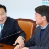 ‘안철수 애지중지’ 손학규, 꽃다발 선물하고 손 꼭 잡아