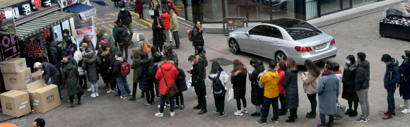 “마스크 사자” 중국인 관광객들 구매 행렬