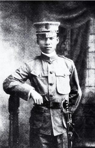 1910년 소년병학교 군복을 입은 박용만.