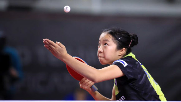 신유빈이 27일 새벽 포르투갈 곤도마르에서 끝난 프랑스와의 국제탁구연맹(ITTF) 올림픽 팀 세계예선 패자부활 결승전 제4단식에서 마리 마고에게 서브를 넣기 위해 이를 앙다문 채 토스된 공을 뚫어지게 바라보고 있다. 국제탁구연맹 제공