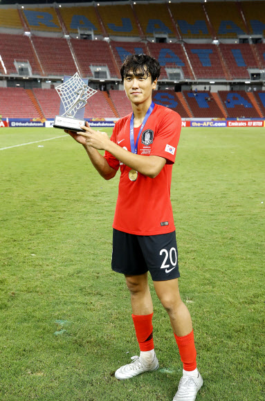 한국 축구 23세 이하 대표팀의 수비형 미드필더 원두재가 27일 새벽 끝난 아시아축구연맹(AFC) U23 챔피언십에서 대회 최우수선수(MVP)상을 받은 뒤 기념사진을 찍고 있다. 방콕 연합뉴스