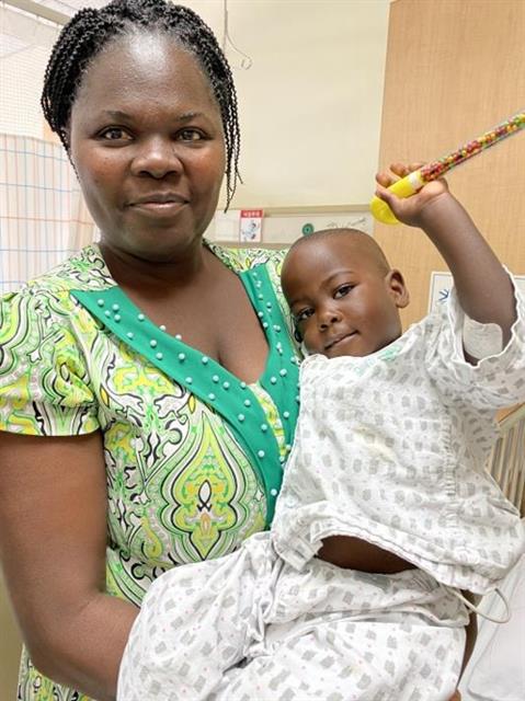 심장병이 완쾌된 우간다 출신 두살배기 아이 조셉 키타워(오른쪽)가 어머니 잘리아트 나무코세씨의 품에 안겨 있다.  희망친구 기아대책 제공