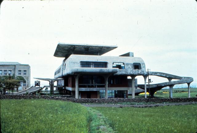 르코르뷔지에의 영향이 드러나는 제주대 본관 건물(1965). 낯섦의 미학을 보여 준 이 건축물은 1996년 3월 철거됐다. 김중업건축박물관 제공