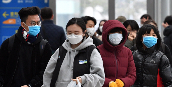 우한폐렴이 확산되는 27일 서울역에서 귀경객들이 마스크를 쓰고 있다. 2020.1.27 박지환기자 popocar@seoul.co.kr