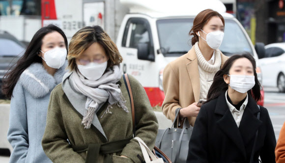 출근길 필수품이 된 마스크