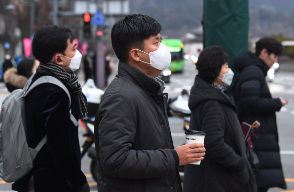 신종 코로나바이러스 감염증(코로나19)에 대한 시민들의 불안이 확산되고 있는 28일 서울 광화문 사거리에서 마스크를 착용한 시민들이 출근길 발걸음을 재촉하고 있다. 2020.1.28 오장환 기자 5zzang@seoul.co.kr