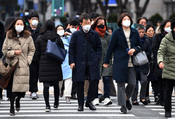 신종코로나바이러스에 대한 시민들의 불안이 확산되고 있는 28일 서울 광화문 사거리에서 마스크를 착용한 시민들이 출근길 발걸음을 재촉하고 있다. 2020.1.28 오장환 기자 5zzang@seoul.co.kr