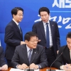 [서울포토] 더불어민주당 이인영 원내대표, 원내대책회의 주재