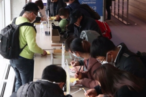 [서울포토] 중국 입국자들 ‘건강상태질문서 작성중’