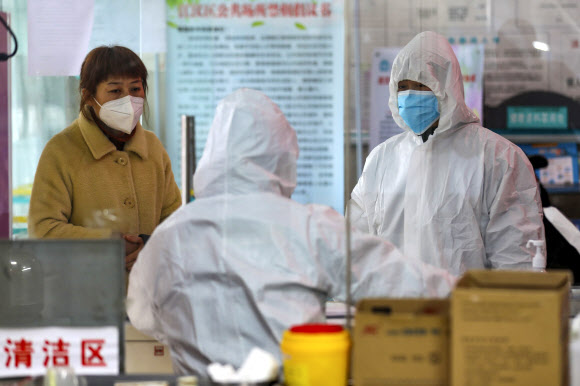 신종 코로나바이러스가 시작된 중국 우한의 의료진들. 2020.1.28  AP 연합뉴스