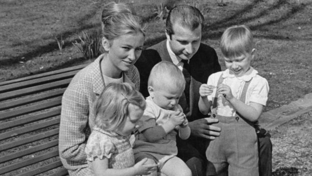 알베르 2세 벨기에 국왕과 이탈리아 출신 왕비인 도나 파올라 루포 디 칼라브리아가 1959년 2남 1녀 자녀들과 단란한 한때를 보내고 있다. AFP 자료사진 연합뉴스