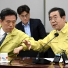 박원순 “악수 자제하고 차라리 ‘팔’로 인사하자”