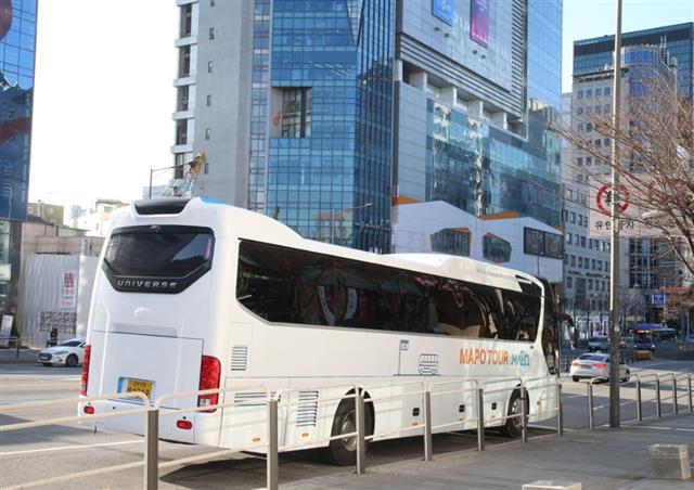 마포투어’ 출발지인 홍대입구역 3번 출구 앞에 대기 중인 ‘마포투어버스’. 마포구 제공