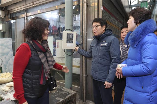 지난 22일 정원오(왼쪽 두 번째) 성동구청장이 서울 성동구 성수동 ‘뚝도시장’을 방문, 시장 내 설치된 ‘스마트 화재 알림 서비스’에 대해 상인들에게 설명하고 있다. 성동구 제공