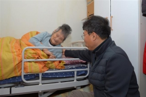 서양호 중구청장, 쓰레기집서 구조된 할머니 만나 설 인사