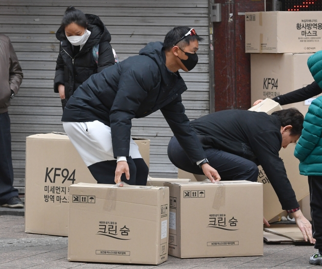 코로나 바이러스가 급속히 확산되는 가운데 지난 27일 서울 명동의 한 약국에서 중국인 관광객들이 마스크를 대량으로 구입하고 있다. 박지환 기자 popocar@seoul.co.kr