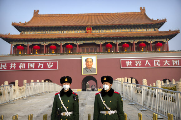 중국 베이징 천안문광장을 지키고 있는 공안이 마스크를 쓰고 경비 업무를 서고 있다. 2020.1.27  AP 연합뉴스