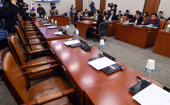 29일 서울 여의도 국회에서 법사위가  추미애 장관과 여당의원들이 참석하지 않은 상태에서 열리고 있다. 2020. 1. 29 정연호 기자 tpgod@seoul.co.kr