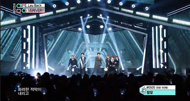 신종 코로나바이러스 감염증 확산 우려가 커지면서 방송계와 연예계가 대응에 나섰다. 매주 공개방송을 하는 MBC ‘쇼! 음악중심’ 등 음악방송은 제작진과 관객의 마스크 착용을 의무화했다.  MBC 방송화면 캡처